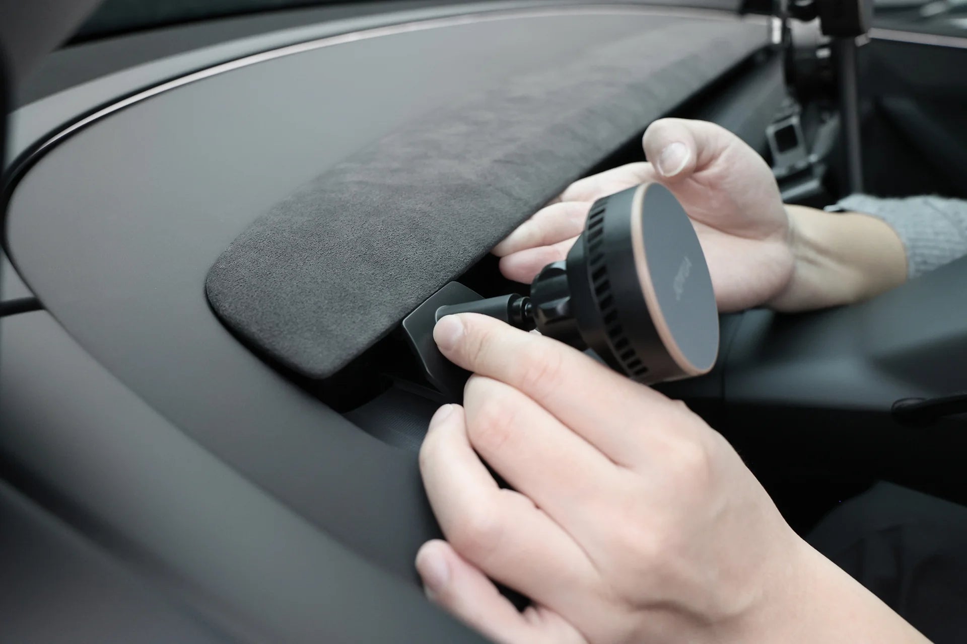 Jowua Active Cooling MagSafe Car Mount for Air Vents (Model 3 & Model Y)